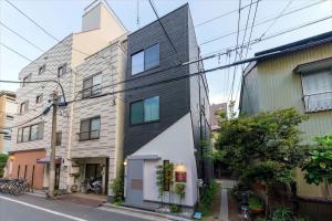un edificio de apartamentos con techo negro en Ueno Imperial Villa - Vacation STAY 16683, en Tokio