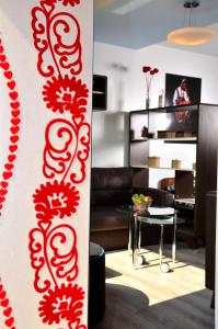 a living room with a red pattern on a wall at Apartament Kielce Folk in Kielce