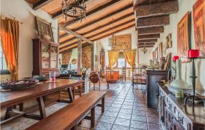 eine Küche mit Holztischen und -stühlen in einem Zimmer in der Unterkunft 4 Bedroom Gorgeous Home In Valverde De Legans in Valverde de Leganés
