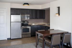Kuchyň nebo kuchyňský kout v ubytování Residence Inn Washington, DC / Dupont Circle