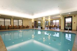 Πισίνα στο ή κοντά στο Courtyard by Marriott Flint Grand Blanc