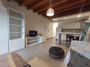 Una sala de estar con un sofá y una cocina. en La Juana, en San Juan