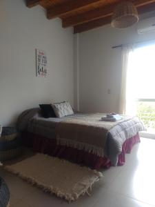 Una cama sentada en una habitación con ventana. en La Juana, en San Juan