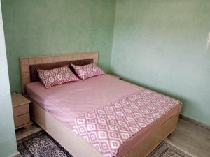 Giường trong phòng chung tại Appartements S1 et S2, cité El Wafa