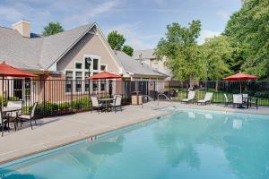 Piscina de la sau aproape de Residence Inn Atlanta Norcross/Peachtree Corners