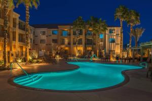 The swimming pool at or close to Courtyard Palm Desert