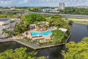 una vista aérea de un complejo en el agua en The Westin Fort Lauderdale, en Fort Lauderdale