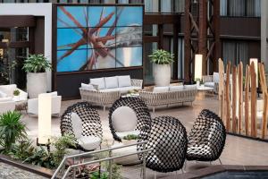 vestíbulo con sillas y pantalla grande en Seattle Airport Marriott, en SeaTac