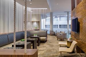 - un hall avec un canapé, des chaises et des tables dans l'établissement San Antonio Marriott Northwest Medical Center, à San Antonio