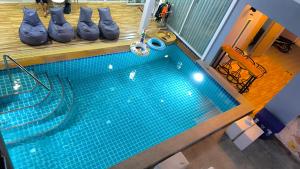 Sundlaugin á พลอยพูลวิลล่า ชะอำ 1 Ploy Poolvilla Cha-am 1 eða í nágrenninu