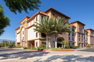 ein Gebäude mit einer Palme davor in der Unterkunft Four Points by Sheraton, Ontario-Rancho Cucamonga in Rancho Cucamonga