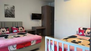 Rúm í herbergi á พลอยพูลวิลล่า ชะอำ 1 Ploy Poolvilla Cha-am 1