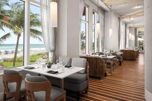En restaurant eller et andet spisested på Palm Beach Marriott Singer Island Beach Resort & Spa