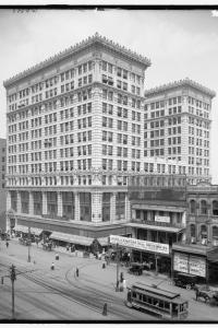una foto en blanco y negro de un gran edificio en The Ritz-Carlton, New Orleans en Nueva Orleans