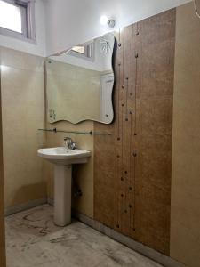 デヘラードゥーンにあるKings Villa 77 Home Stay Dehradunの洗面台と鏡のあるバスルーム +58枚の写真