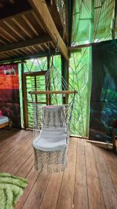 TV a/nebo společenská místnost v ubytování Cabaña en el arbol del Tacana