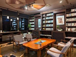 日田市にあるryokan 天龍の図書室(木製のテーブル、椅子、本棚付)