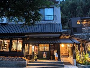 日田市にあるryokan 天龍の建物前に立つ女