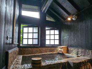 日田市にあるryokan 天龍の窓付きの客室で、バスタブ(樽付)が備わります。