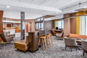 un vestíbulo con bar y algunas sillas y mesas en SpringHill Suites San Diego Rancho Bernardo/Scripps Poway en Poway