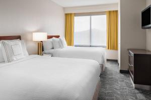 um quarto de hotel com duas camas e uma janela em SpringHill Suites San Diego Rancho Bernardo/Scripps Poway em Poway