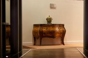 einen Holztisch mit einer Vase darüber in der Unterkunft L'Hermitage Gantois, Autograph Collection in Lille