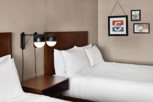 Postel nebo postele na pokoji v ubytování Four Points by Sheraton Edmonton South