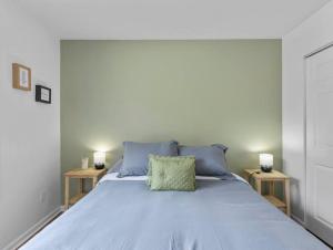 un grand lit avec des oreillers bleus dans une chambre dans l'établissement Spacious Condo Pet Friendly Ping Pong Table, à Gainesville 27 autres photos