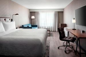 Postel nebo postele na pokoji v ubytování Four Points by Sheraton - San Francisco Airport
