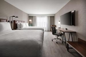 Postel nebo postele na pokoji v ubytování Four Points by Sheraton - San Francisco Airport