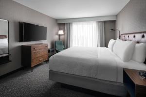 Postel nebo postele na pokoji v ubytování Four Points by Sheraton - San Francisco Airport