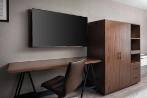 TV a/nebo společenská místnost v ubytování Four Points by Sheraton - San Francisco Airport