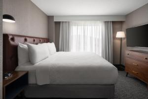 Postel nebo postele na pokoji v ubytování Four Points by Sheraton - San Francisco Airport