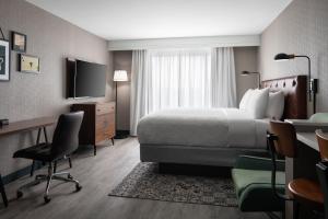 Postel nebo postele na pokoji v ubytování Four Points by Sheraton - San Francisco Airport