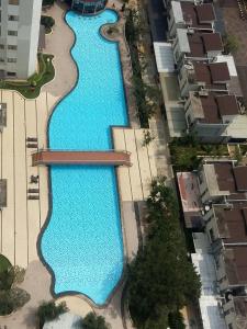 una vista panoramica su due piscine in una città di Apartment Thamrin City 1 Bedroom near Tanah Abang a Giacarta