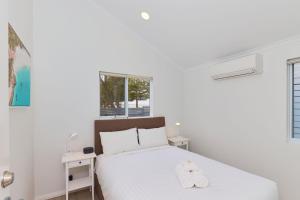 RAC Esperance Holiday Park客房内的一张或多张床位