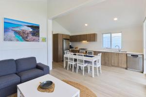 RAC Esperance Holiday Park的厨房或小厨房