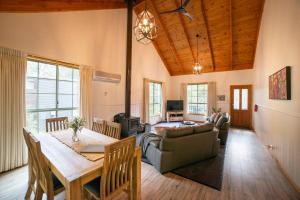 Ruang duduk di Country Lane Cottage