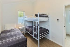 RAC Esperance Holiday Park客房内的一张或多张床位