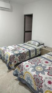 San JacintoにあるHotel Luxury Plazaのベッド2台が隣同士に設置された部屋です。