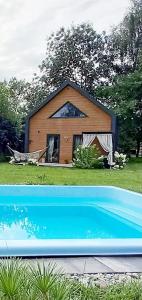 ein Haus mit Pool davor in der Unterkunft Eleonor Accommodation in Liszki