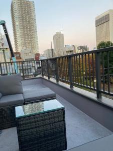 - un balcon avec un canapé et une table basse dans l'établissement Asakusa HomeSuites Tokyo, à Tokyo