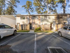 une maison avec deux voitures garées devant elle dans l'établissement Sleek condo explore on wheels, à Gainesville