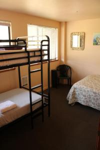 Postel nebo postele na pokoji v ubytování Ashland Commons Hostel