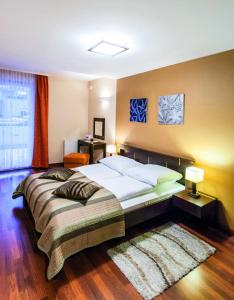 sypialnia z dużym łóżkiem i dywanem w obiekcie Apartament Tit Aquarius Spa w Kołobrzegu
