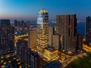 Una vista de una gran ciudad por la noche en Four Seasons Hotel Dalian, en Dalian