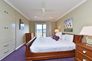 a bedroom with a bed and a window at Villa 3br Zinfandel Villa Resort Condo located within Cypress Lakes Resort nothing is more central in Pokolbin