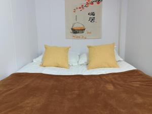 Shanghai Garden Historical loft Apartment with courtyard and citywalk- Near Downtown Wukang Road房間的床