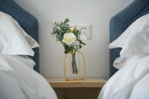 Un pat sau paturi într-o cameră la Xi'an Jasmine Boutique Inn