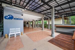 eine große Lobby mit einem Schild an der Seite eines Gebäudes in der Unterkunft Kokotel Khao Lak Seascape in Khao Lak